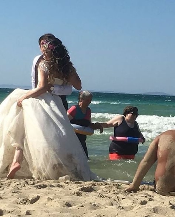 13. Кто из них больше пофигист - парочка новобрачных или тетушки на заднем плане?