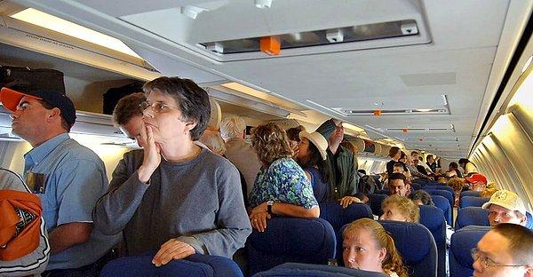 Ve sonunda uçağa bindik efendim, doğru koltuğu bulup oturun, kalkışa hazırlanırken hostesin direktiflerini dinlemeyi unutmayın.