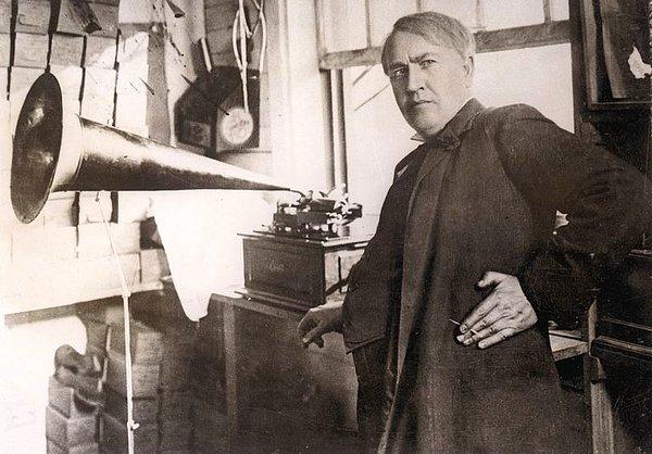 3. 21 Kasım 1877'de Edison, ses kayıt cihazını yani fonografiyi icat ettiğini duyurdu.