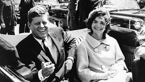 1963 yılında Amerika Başkanı John F. Kennedy, Dallas'ta suikaste uğradı.