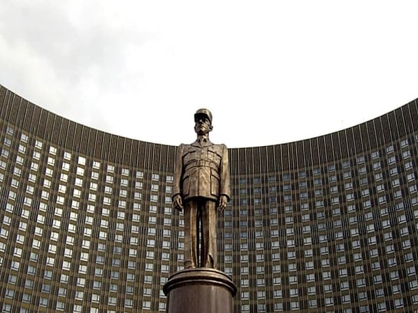 6. Что делает Шарль де Голль у входа в гостиницу "Космос" в Москве?