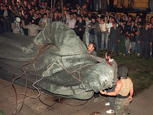 9. Теперь посложнее. Чей это памятник сносят и почему?