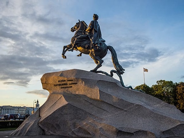 10. Как по-другому называют этот памятник Петру I?