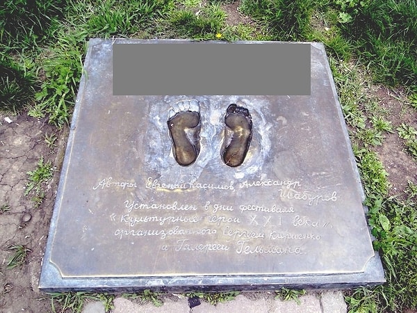 1. Какому литературному персонажу посвящен этот памятник?