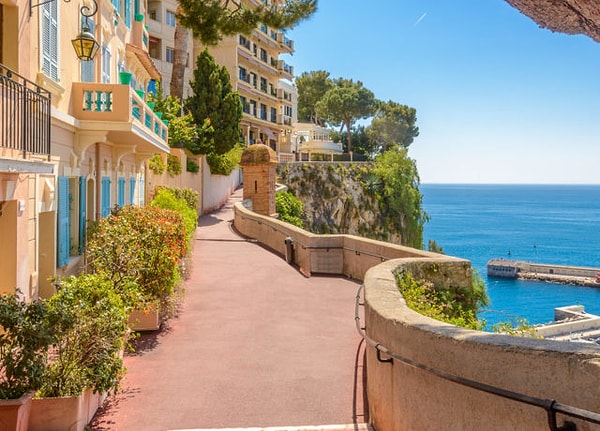 11. Страна с самой высокой продолжительностью жизни