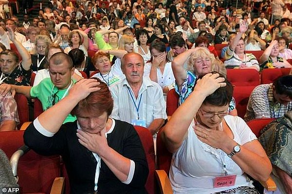 Tarikat liderinin 100'e yakın takipçisi de mahkeme salonundaydı ve sürekli itiraz dolu sesler çıktı.