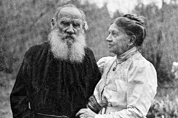 3. Жена Льва Толстого была его настоящей спутницей жизни, которая родила ему 13 детей. Как ее звали?
