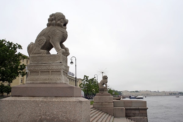 3. В каком городе находятся ши-цза - пара гранитных мифических львов-стражей?