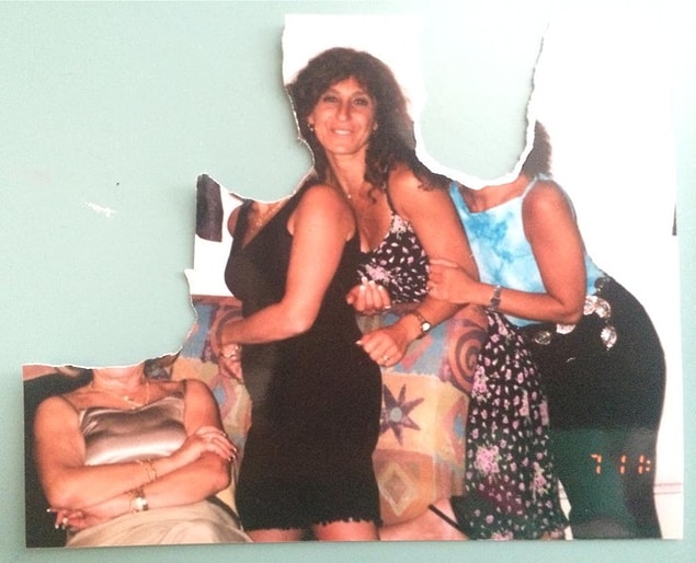 12. "Annem o kadar çok arkadaşıyla küstü ki artık fotoğraflardan geriye kendisi ve kesilmiş bir sürü kafa kaldı."