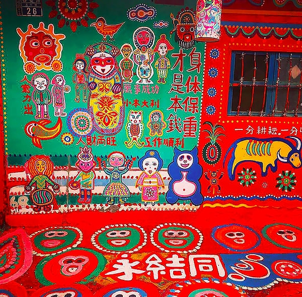 9. Туристы обожают Хуана, и даже дали ему прозвище — "радужный дедушка". Это прозвище ему очень подходит, ведь он действительно является человеком с яркой и творческой личностью.