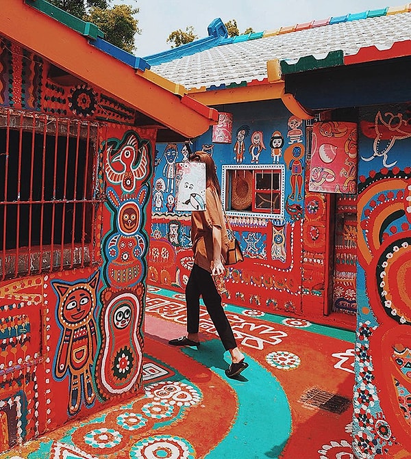 4. Хуан Юн-Фу было скучно жить в этом месте, и чтобы хоть как-то развеяться он стал рисовать на своём доме птиц, а чуть позже перебрался со своими работами и на другие дома, начав разрисовывать их стены различными фигурами и существами.