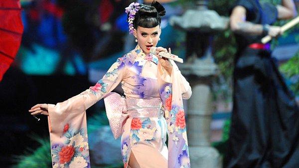 Aynı şovda performans sergilemesi beklenen Katy Perry'nin de benzer bir sebepten yasaklandığı düşünülüyordu.