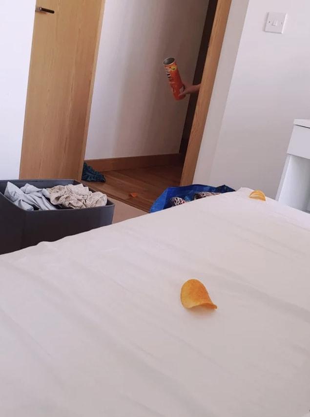 1. This girlfriend who lured his bae out of bed with a Pringle tail: