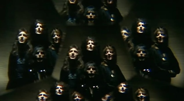 8. Yaratıcılığını son seviye kullanarak tamamen kendi emeğiyle yazdığı ''Bohemian Rhapsody'' şarkısı, düşününce hiçbir anlama gelmese de neredeyse herkesin ezberinde olan bir şarkı. Freddie bu şarkının akapella kısmındaki bütün sesleri kendisi kaydetti ve bu muhteşem şarkıyı toplamda 5 farklı tonda seslendirdi.