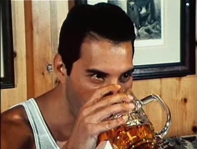 9. Alkolü çok severdi. Hastalığının iyice ilerlediği zamanlarda ''Show Must Go On'' şarkısını kaydederken sağlık problemi yaşamıştı ancak Freddie, fazla miktarda vodka tükettikten sonra ''Canına bile okurum'' diyerek şarkının kaydını tamamlamıştı.
