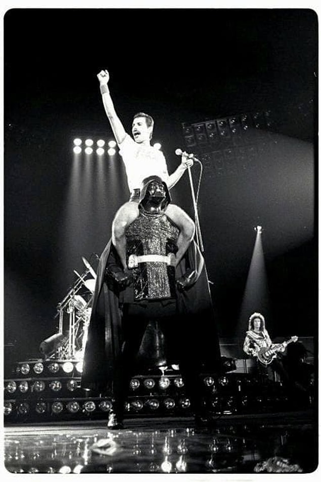 16. Konserlerinden bazılarında DARTH VADER üzerinde performans sergilemişti.