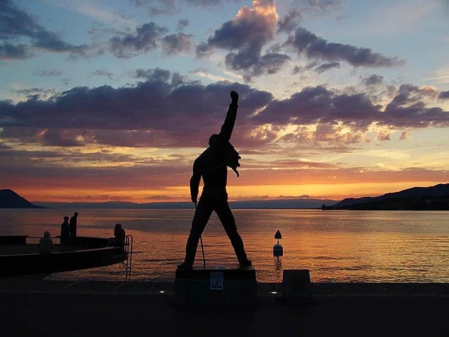 26. Öldüğünde ''Bohemian Rhapsody'' şarkısının tekrar yayınlanmasını ve elde edilen gelirin AIDS hastalarına bağış toplayan hayır kurumlarına bağışlanmasını istedi. Şarkı, Freddie bu dünyadan ayrıldıktan sonra yeniden yayınlandı ve 5 hafta boyunca yeniden zirvede seyretti.