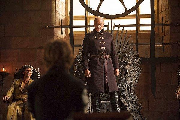 6. Tywin Lannister rolündeki Charles Dance, babasının Tyrion'a çok sert davranışları olduğu için kendini kötü hissediyor ve çekim aralarında Dinklage'den özür diliyormuş.
