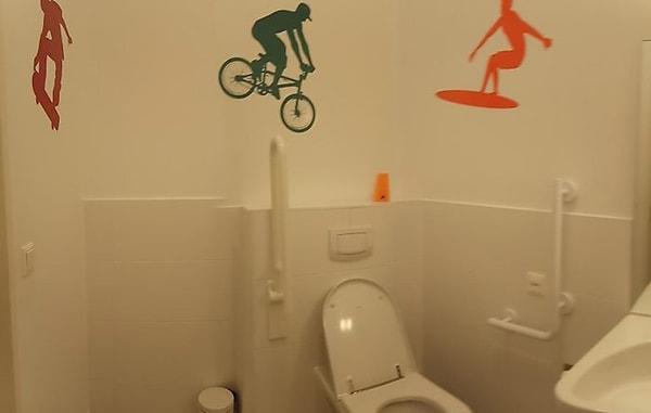 15. Engelliler için yapılmış tuvaletin dekorasyonu: