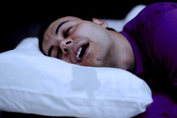 Yüz kaslarımız ve yutkunma refleksimiz uyuduğumuzda tamamen rahatlar. İşte bu yüzden uyurken ağızda biriken tükürük yavaşça ağızdan sızmaya başlayabilir.