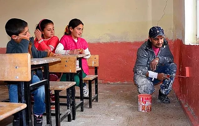 12. Bayramda tatil yapmak yerine okulu boyayan Yusuf Öğretmen