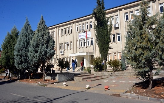 Binlerce Üniversite Öğrencisi Yıkılma Riski Yaşayan Binalarda Okuyor: 'Yıllardır Bakanlığa Başvuruyoruz'