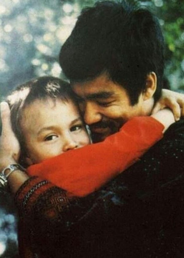 16. Брюс Ли с сыном