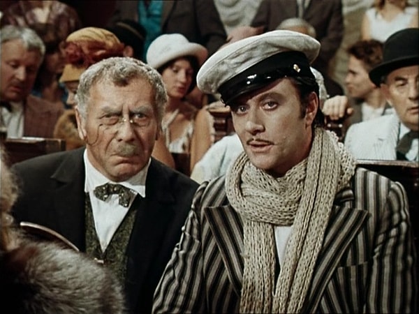 2. Бендер и Воробьянинов искали стулья в театре Колумба. А на премьере какой постановки они очутились?