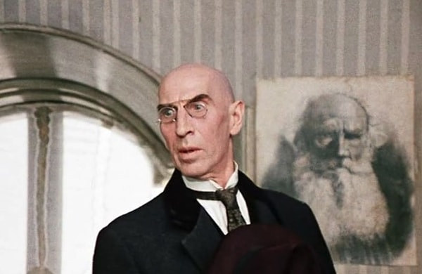 1. Помните, где работал Ипполит Матвеевич Воробьянинов до встречи с Остапом Бендером?