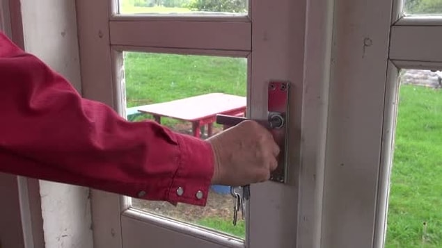 Birinin evine gittiğinizde ev sahibinin kapıyı açıp sizin girmenizi beklemeden içeri girmesi.