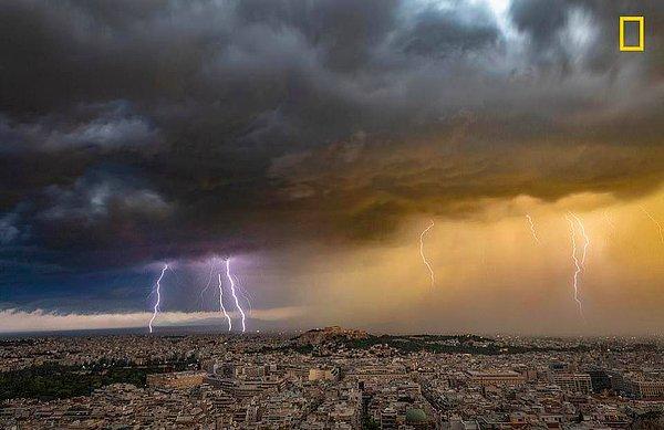 Fotoğrafçı Alexandros Maragos, Haziran ayında Atina semalarındaki bu şiddetli yaz şimşeklerini yakaladı.