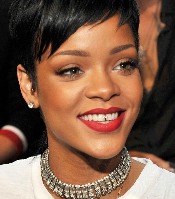 5. Рианна раньше носила гриллзы практически не снимая