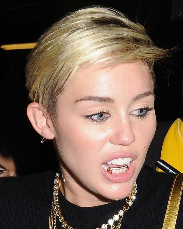 6. Майли Сайрус в накладках
