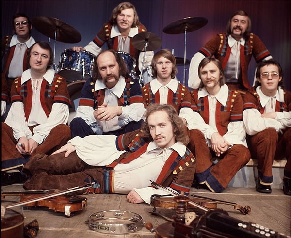 3. Именно в этот городе в доме, где резной палисад, живет ненаглядная (если верить, ВИА "Песняры").