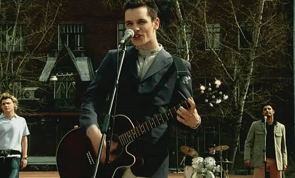 11. Какой дождь "до боли, до крика" поздравляет с днем рождения Вику из песни группы "Корни"?