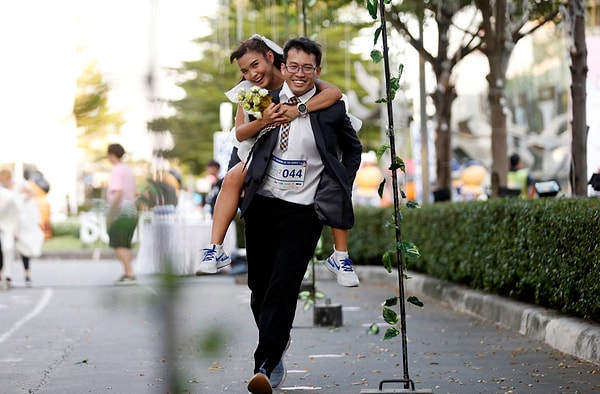 5. Дистанция, которую нужно было преодолеть, - 3 км, 2 из которых пробежали невесты