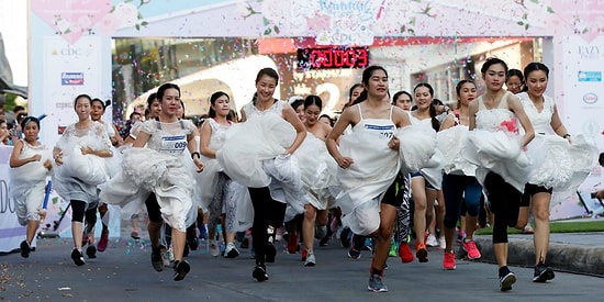 В свадебных платьях и кроссовках навстречу Мальдивам: в Таиланде состоялся забег невест