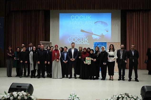 Gamze Özçelik, ödül töreninde toplu fotoğraf da çektirdi.