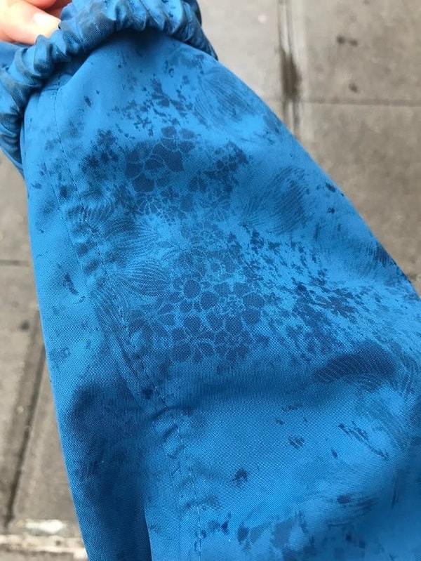 1. Цветочный орнамент на пальто, который проявляется лишь тогда, когда ткань становится мокрой под дождем.