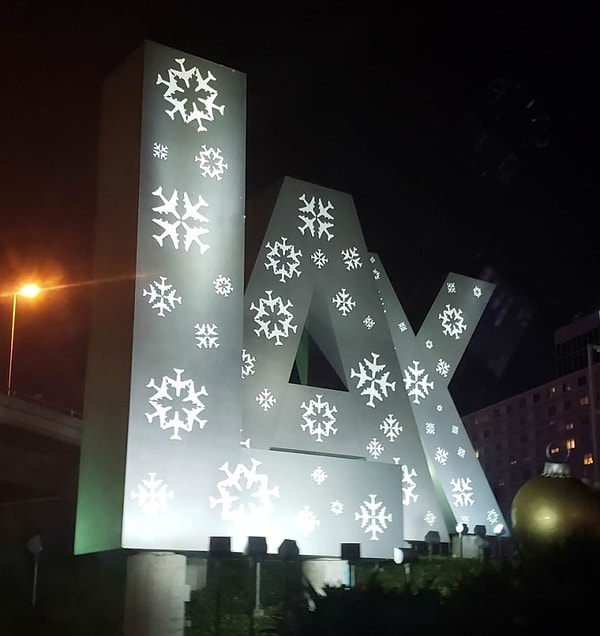 2. Маленькие снежинки на знаке аэропорта Лос-Анджелеса, которые состоят из маленьких самолетов.