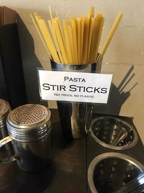 4. А вот это поистине гениально! Паста вместо пластиковых или деревянных палочек для размешивания напитков.