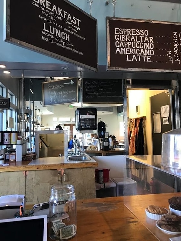 6. А в этом кафе есть секретное меню, которое можно разглядеть в зеркале за баром!