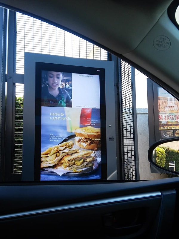 15. И, наконец, в этом кафе можно следить онлайн за бариста, который готовит ваш кофе. Доверяй, но проверяй!