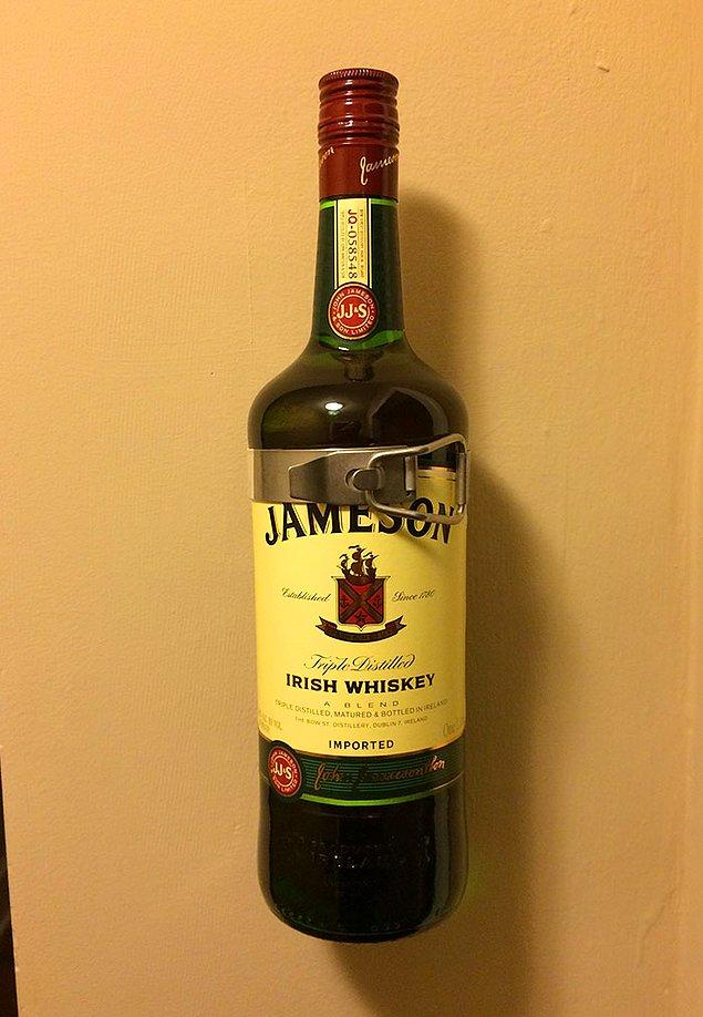 21. "1 litrelik Jameson şişesi yangın tüpü tutucuma mükemmel bir şekilde oturuyor."