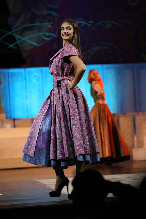 Алина получила корону. Кроме того ей были вручены 100 тысяч рублей.