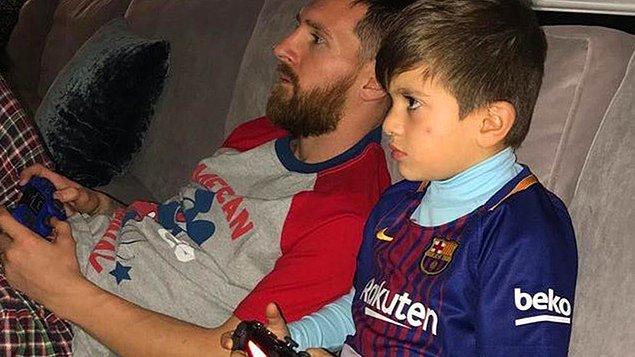 8. Dünya yıldızı Messi'nin de favori oyunu FIFA.