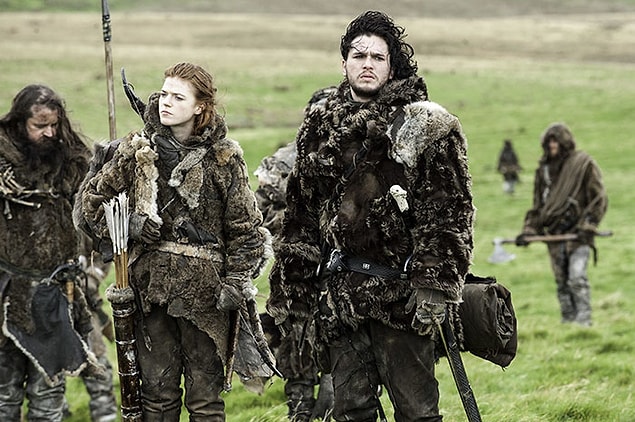 38. 2012 yılında Kit Harington bileğini kırdığı için bir hafta yürüyememiş ve Jon Snow'un olduğu sahneleri, peruklu bir dublör sayesinde çekmişler.