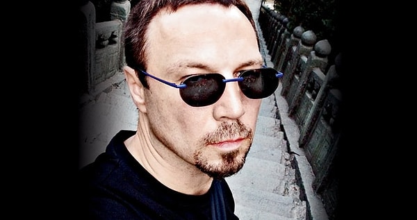 3. "Жизнь – это узкая полоска между огнем страдания и призраком кайфа, где бежит, завывая от ужаса, так называемый свободный человек. И весь этот коридор – только у него в голове"