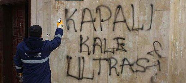 Şehitler Anıtı'nın duvarlarına, 'Babanız Kayserispor', 'Bir gece ansızın geldik' ve 'Kapalı Kale Ultras' yazan fanatikler...
