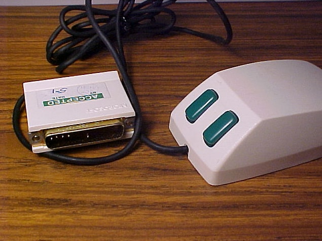 14. Microsoft Mouse, Microsoft’un periferik fare dünyasına ilk adımıydı. 1983 yılında piyasaya sürülen cihaza, herhangi bir Microsoft programını satın aldığınızda sahip olabiliyordunuz.